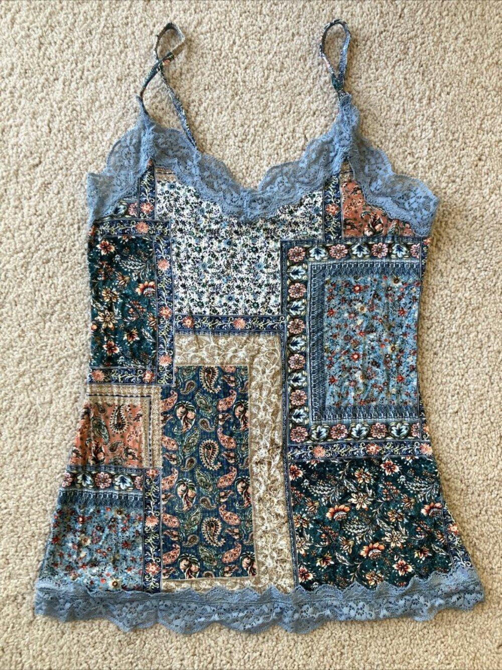 EUC Tezenis Underwear Tapestry Lace V-Neck Tank Camisole Small Floral Paisley